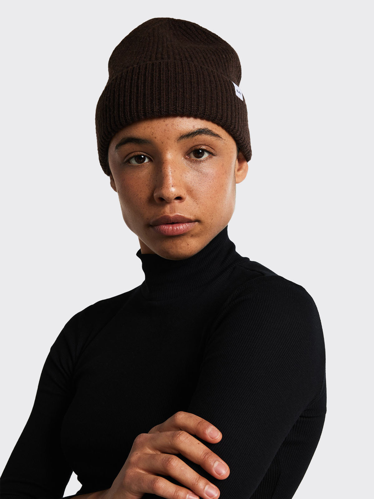 Woman in Beanie from Blæst in the color Java