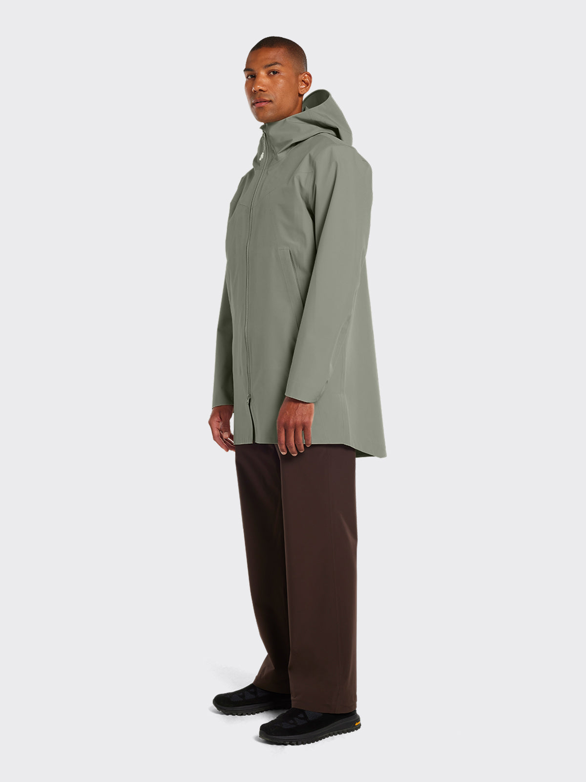 Model wearing Helleren coat from Blæst in the color Vetiver
