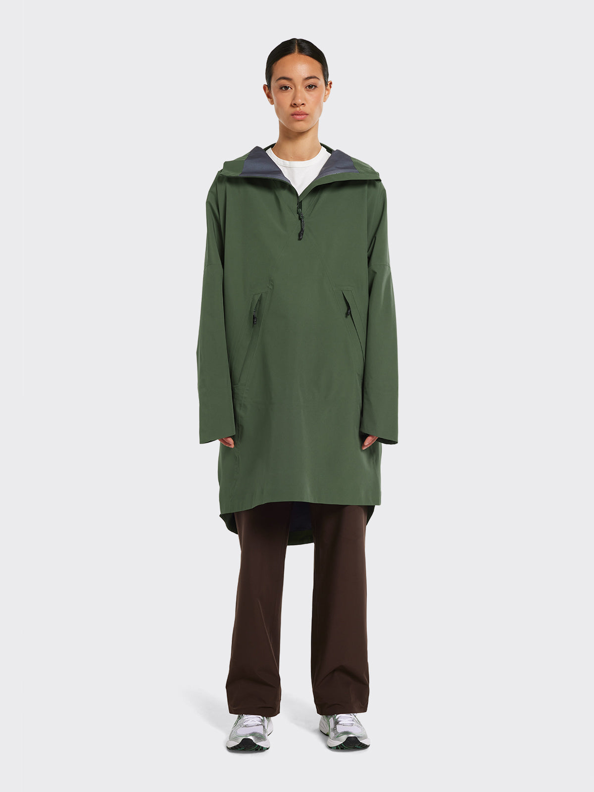 Woman wearing Aalesund poncho from Blæst in Dusty Green