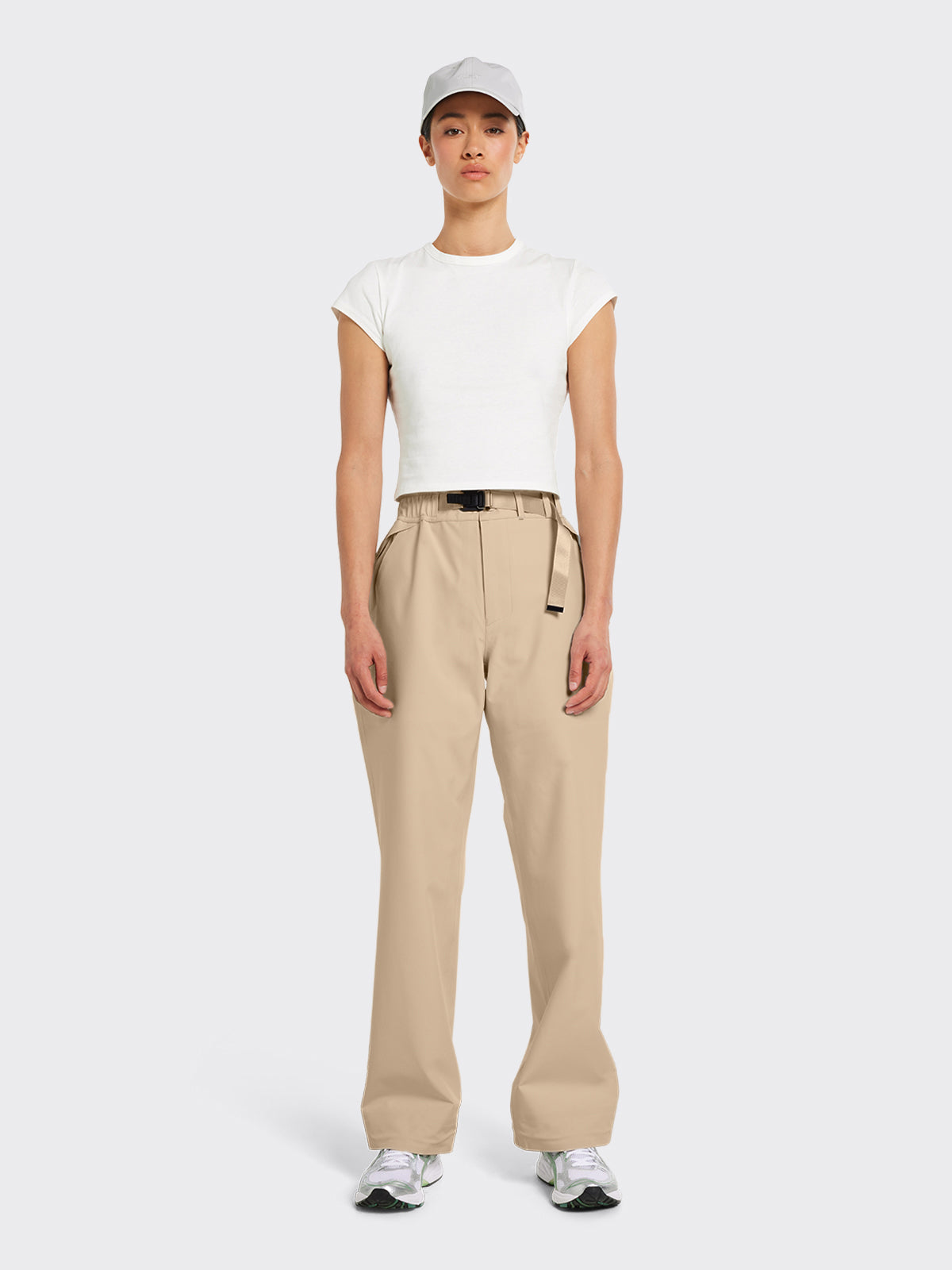 Woman dressed in Nørve pant from Blæst in Beige