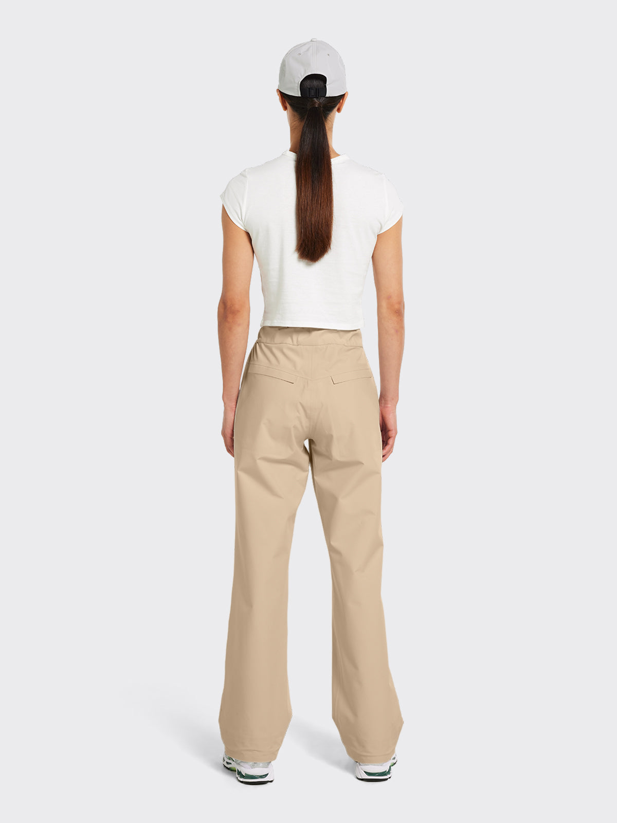 Woman dressed in Nørve pant from Blæst in Beige