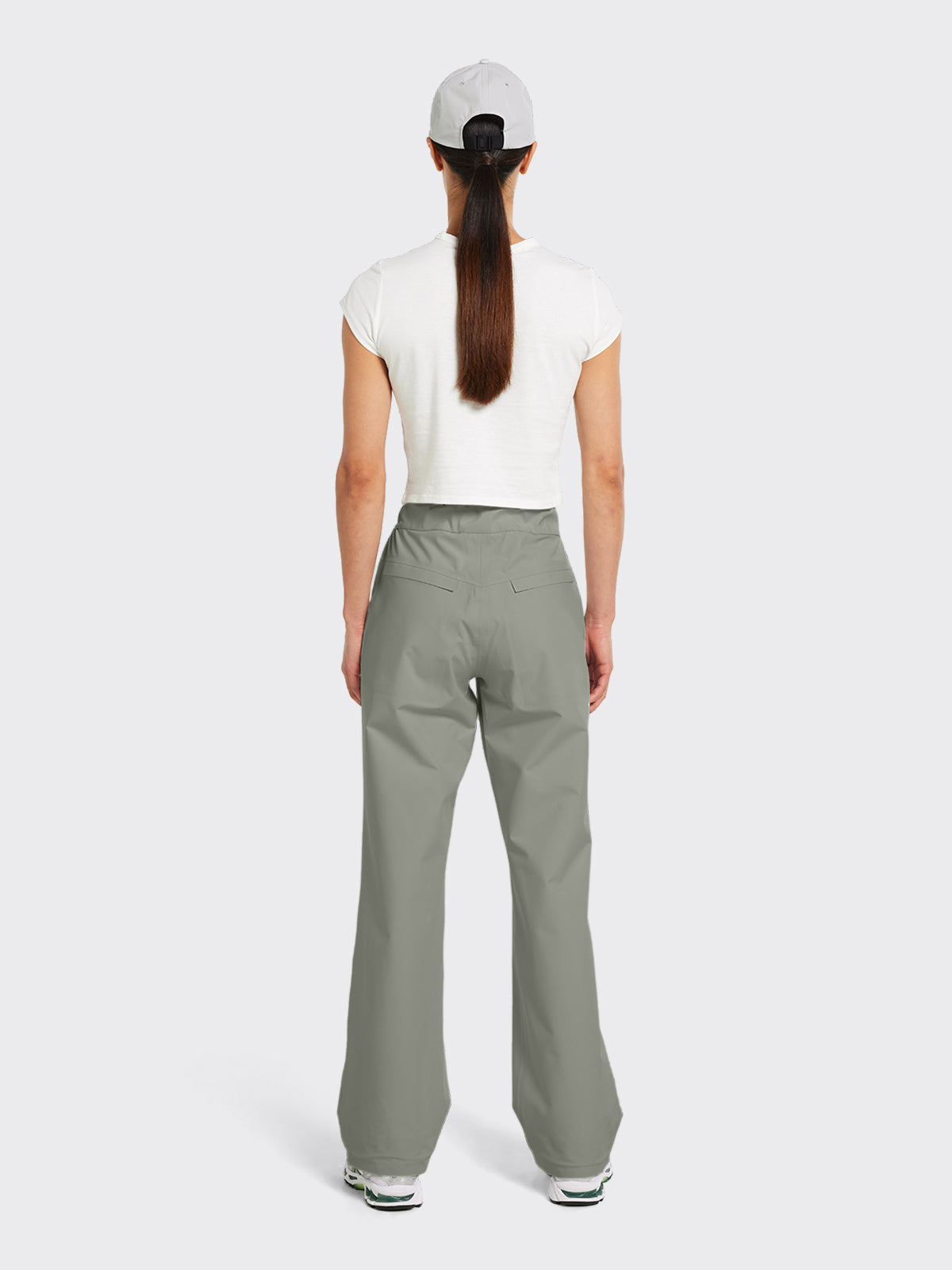 Woman wearing Nørve pant from Blæst in the color Vetiver
