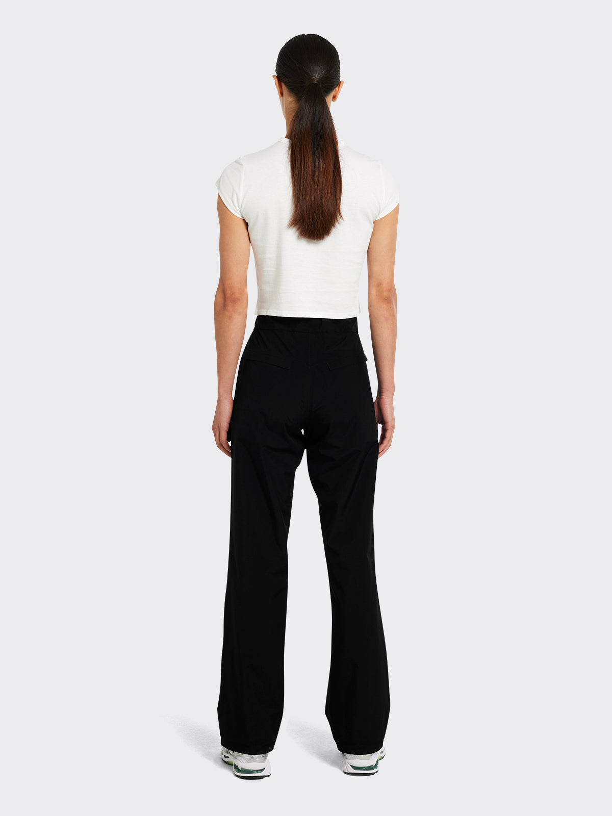 Woman wearing Nørve pant from Blæst in Black