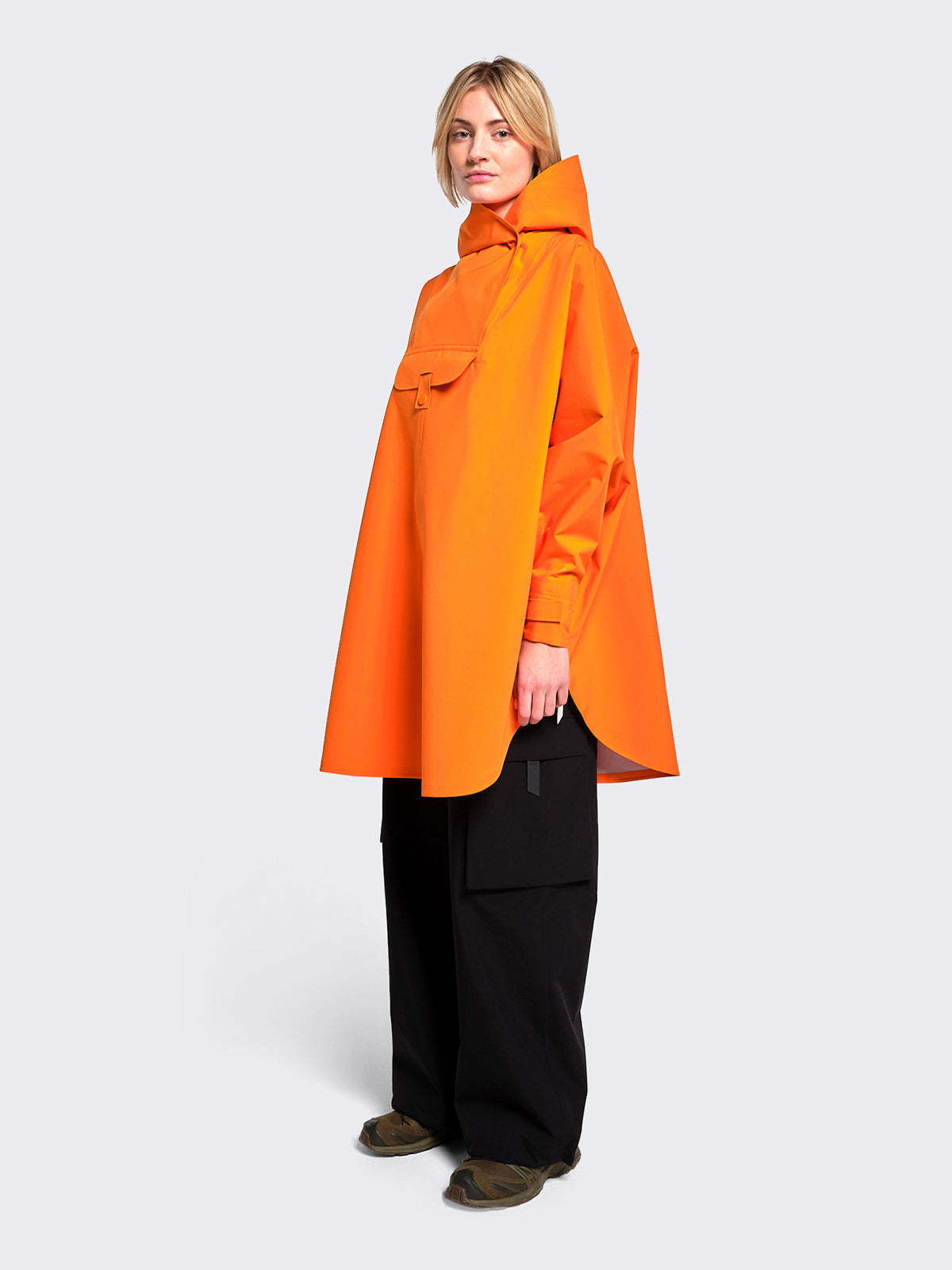 Woman wearing Bergen poncho from Blæst in the color Ruset Orange