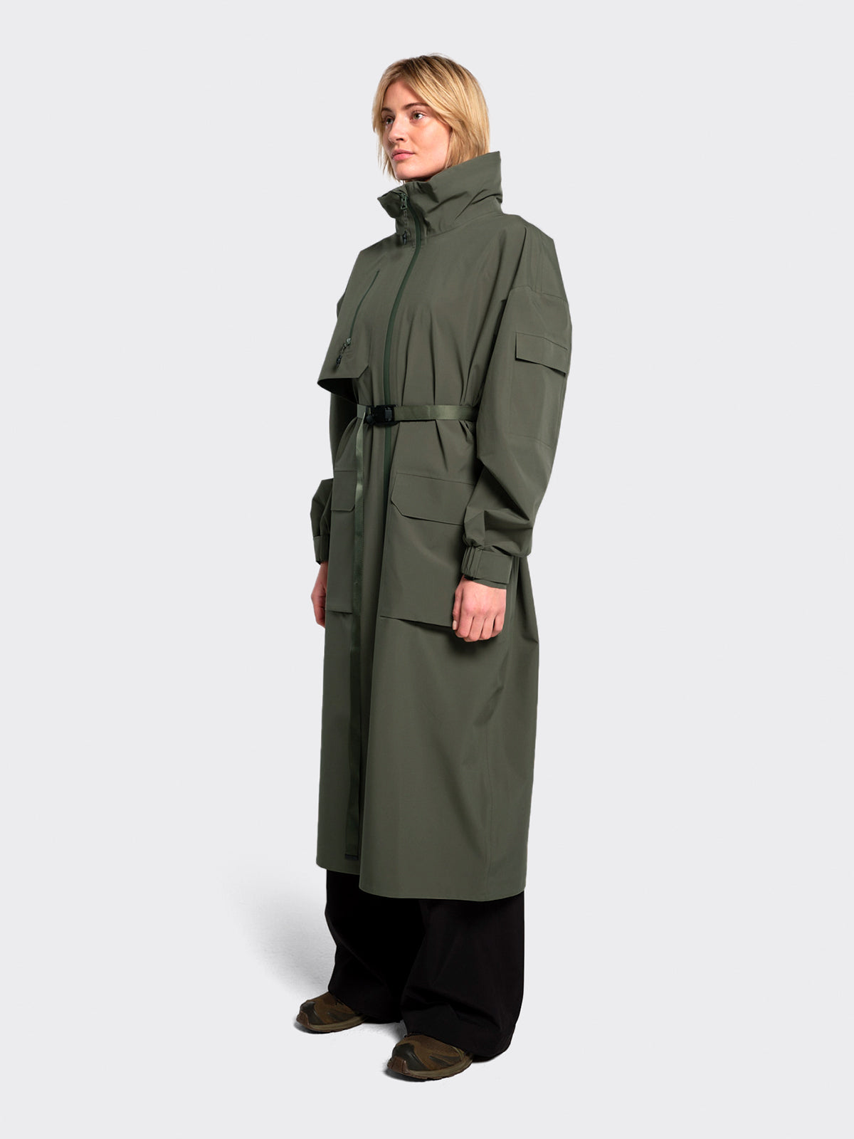 Woman wearing Klipra coat from Blæst in Dusty Green