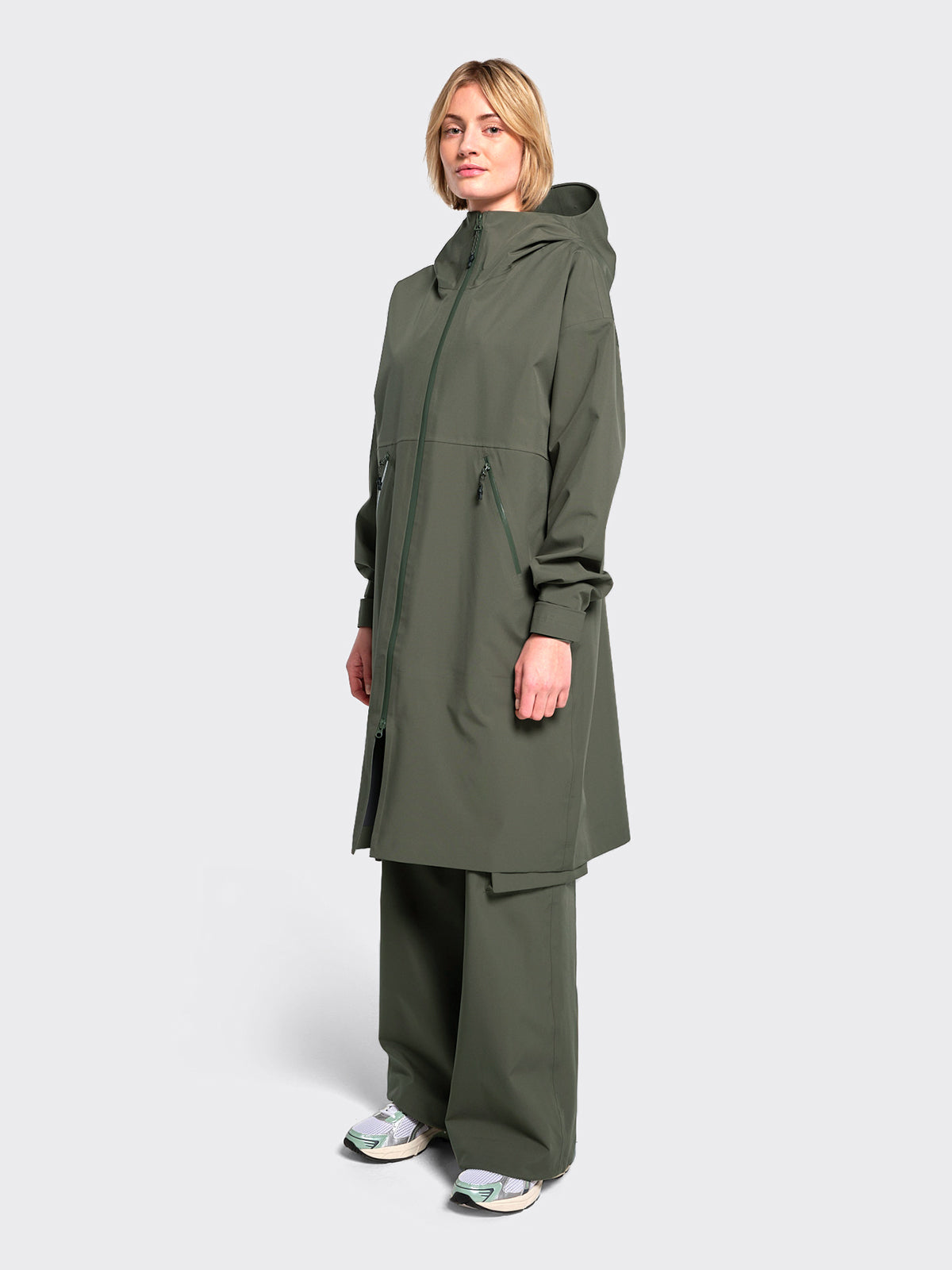 Woman wearing Rovde coat from blæst in the color Vetiver