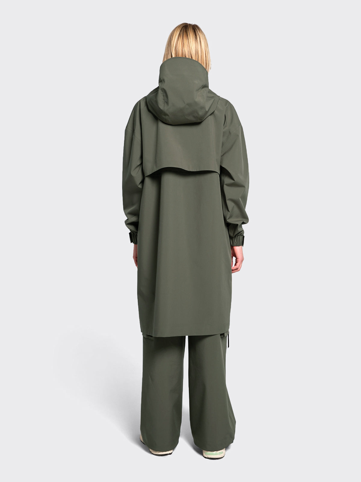 Woman wearing Rovde coat from blæst in the color Vetiver