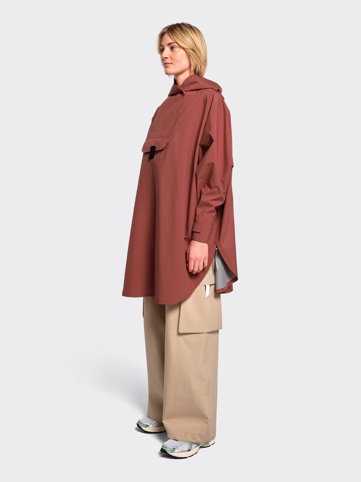 Woman in Bergen poncho from Blæst in the color Marsala