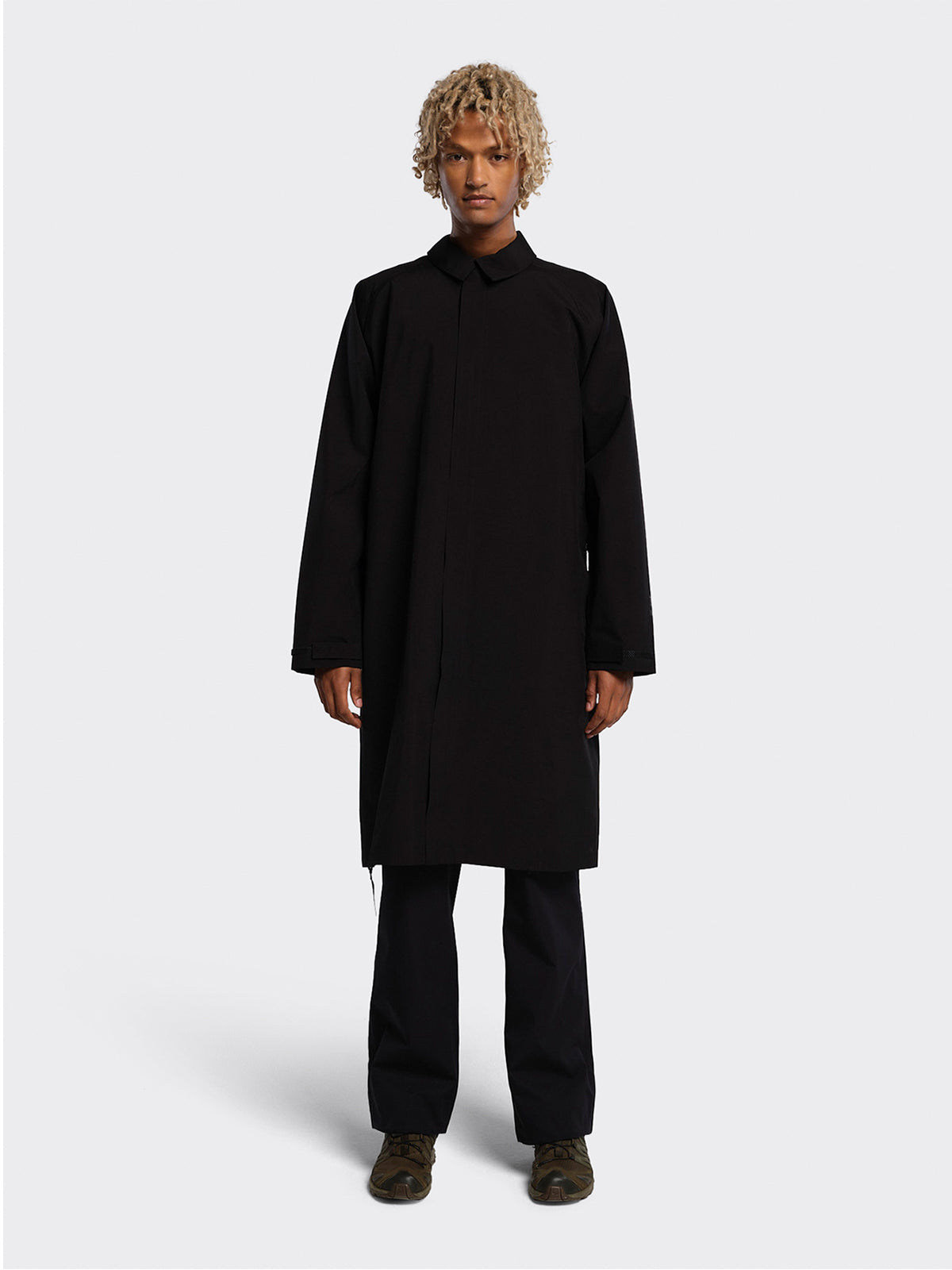 Man wearing Stad coat from Blæst in Black