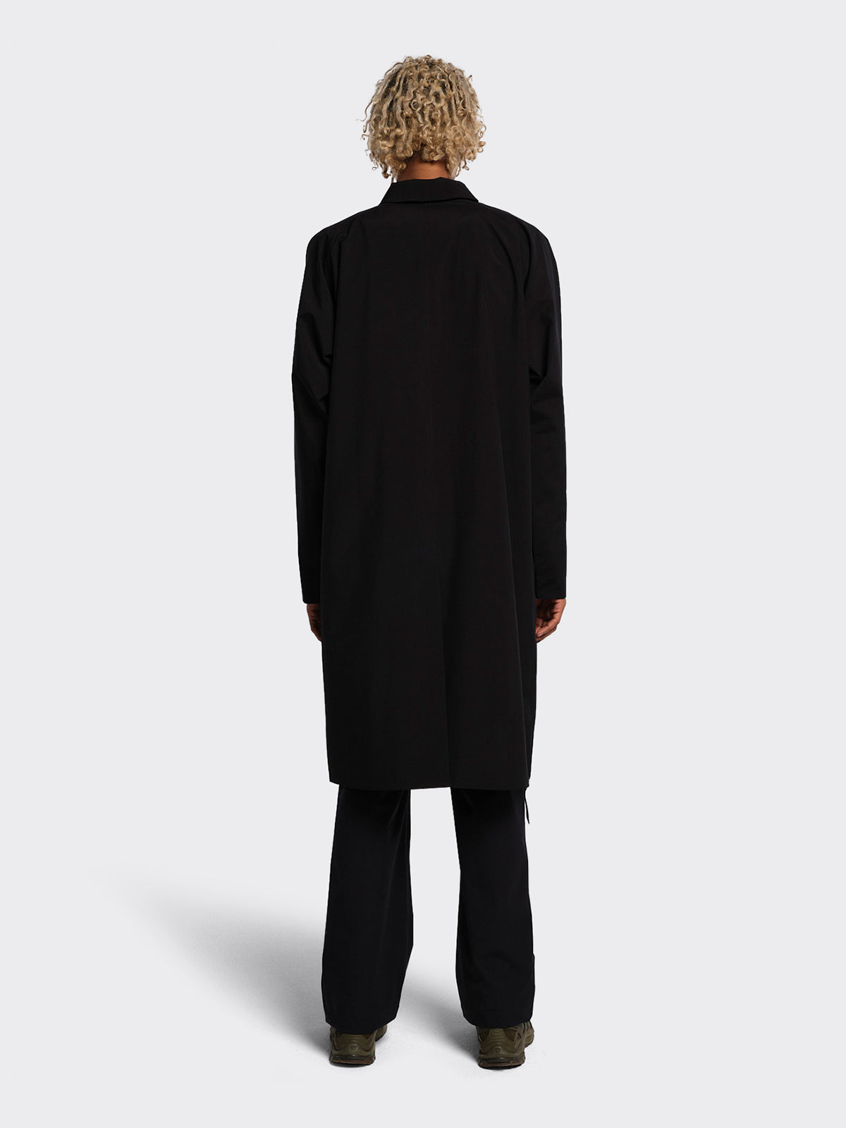 Man wearing Stad coat from Blæst in Black