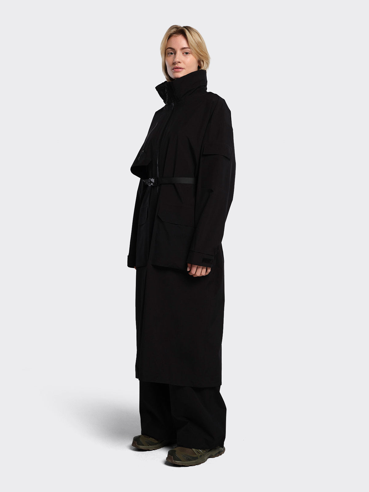 Woman dressed in Klipra coat from Blæst in Black