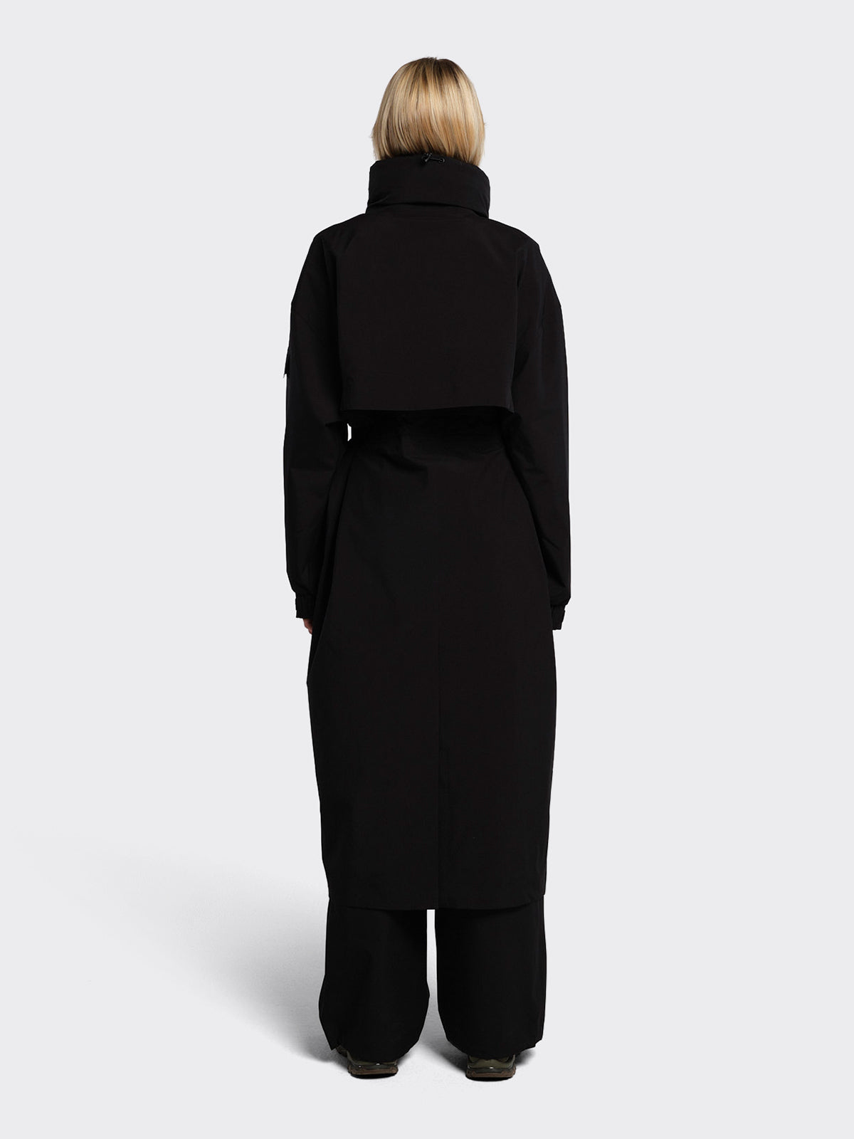 Woman dressed in Klipra coat from Blæst in Black