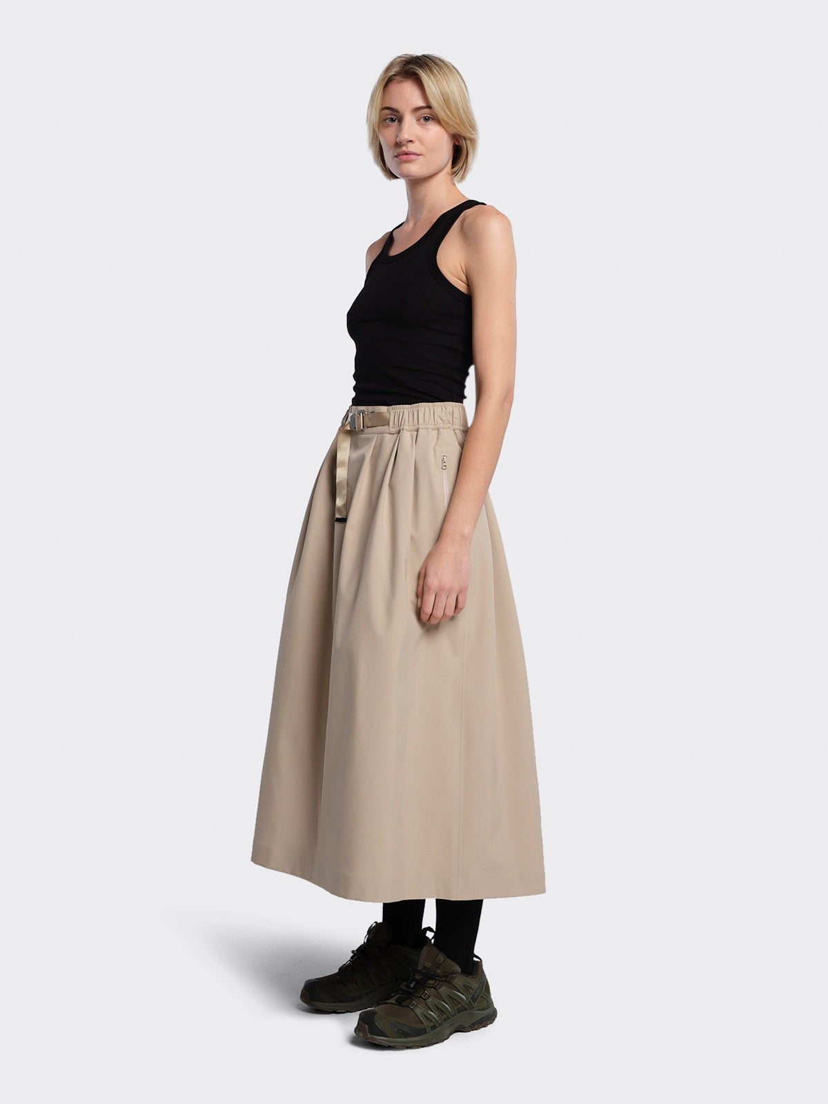 Woman dressed in Hildre skirt from Blæst in Beige