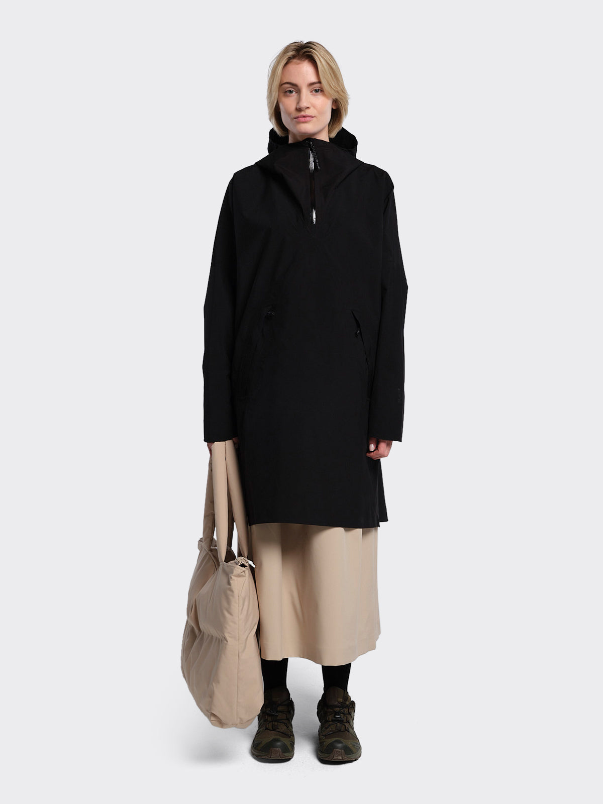 Woman with Pillow bag from Blæst in Beige