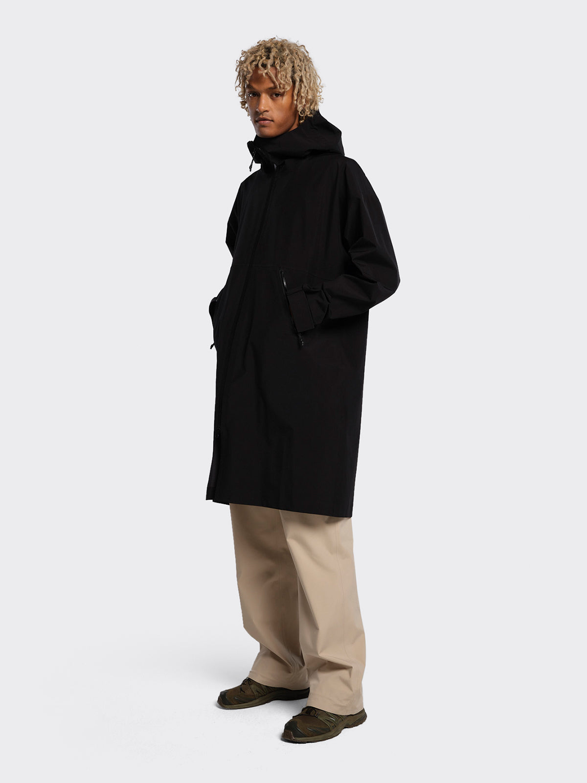 Man wearing Rovde coat by blæst in Black