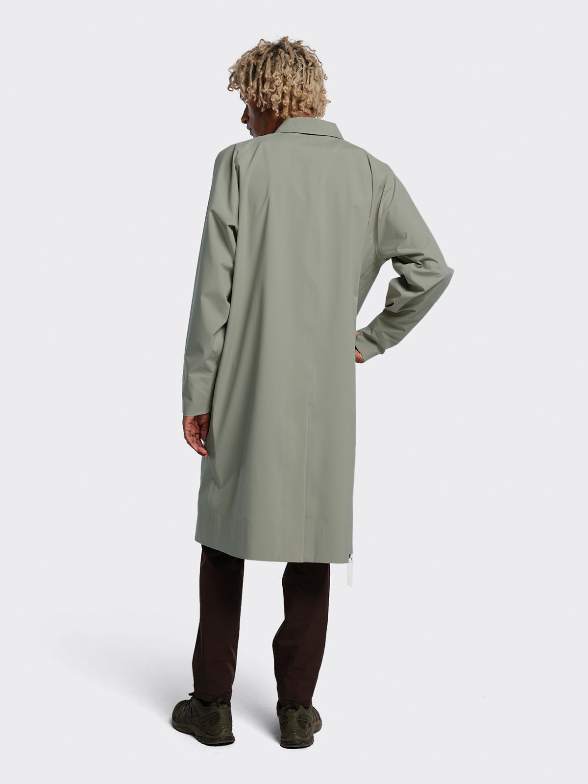 Model dressed in Stad coat by Blæst in the color Vetiver