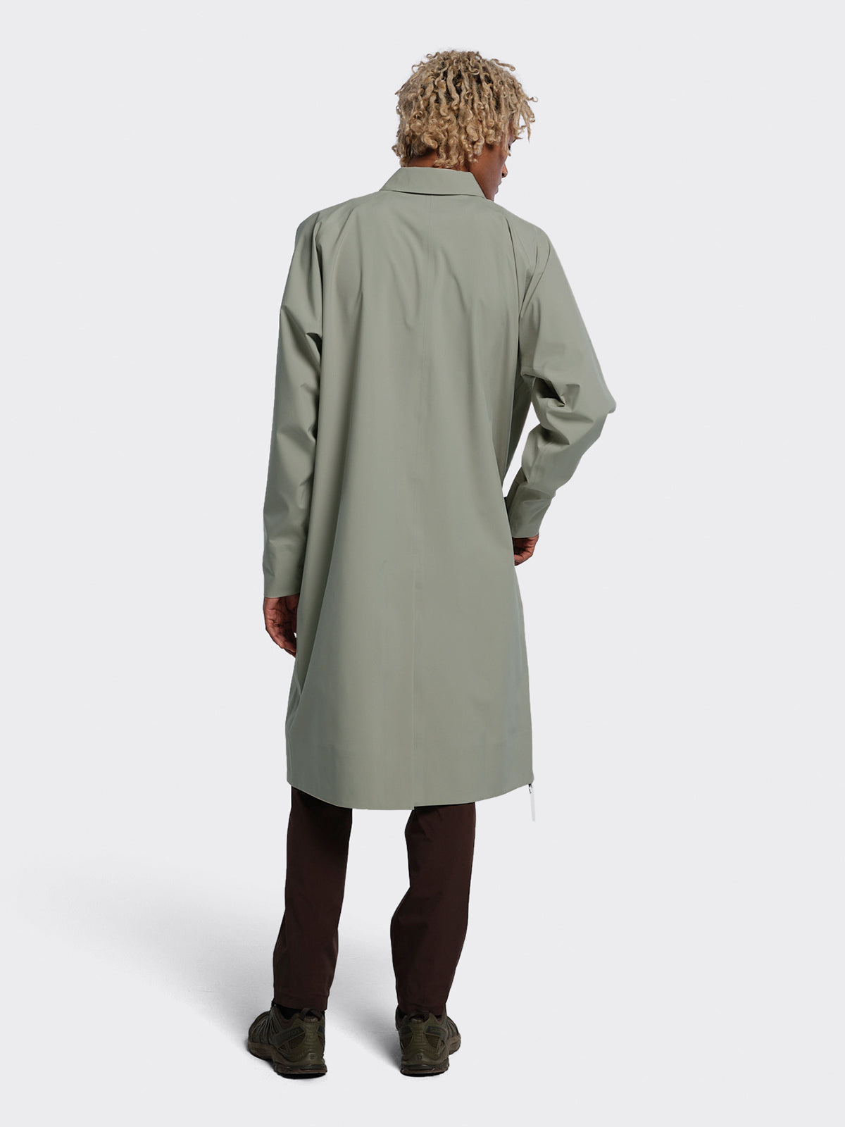 Model dressed in Stad coat by Blæst in the color Vetiver