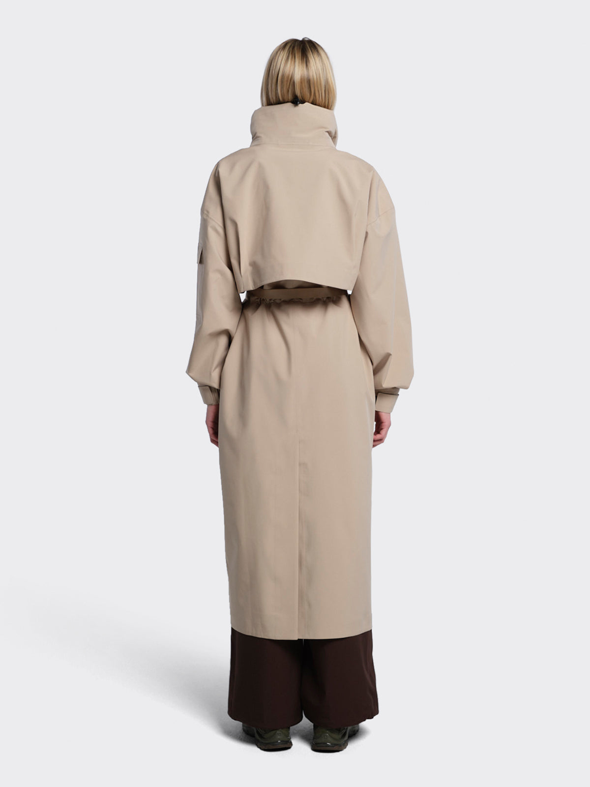 Woman dressed in Klipra coat from Blæst in Beige