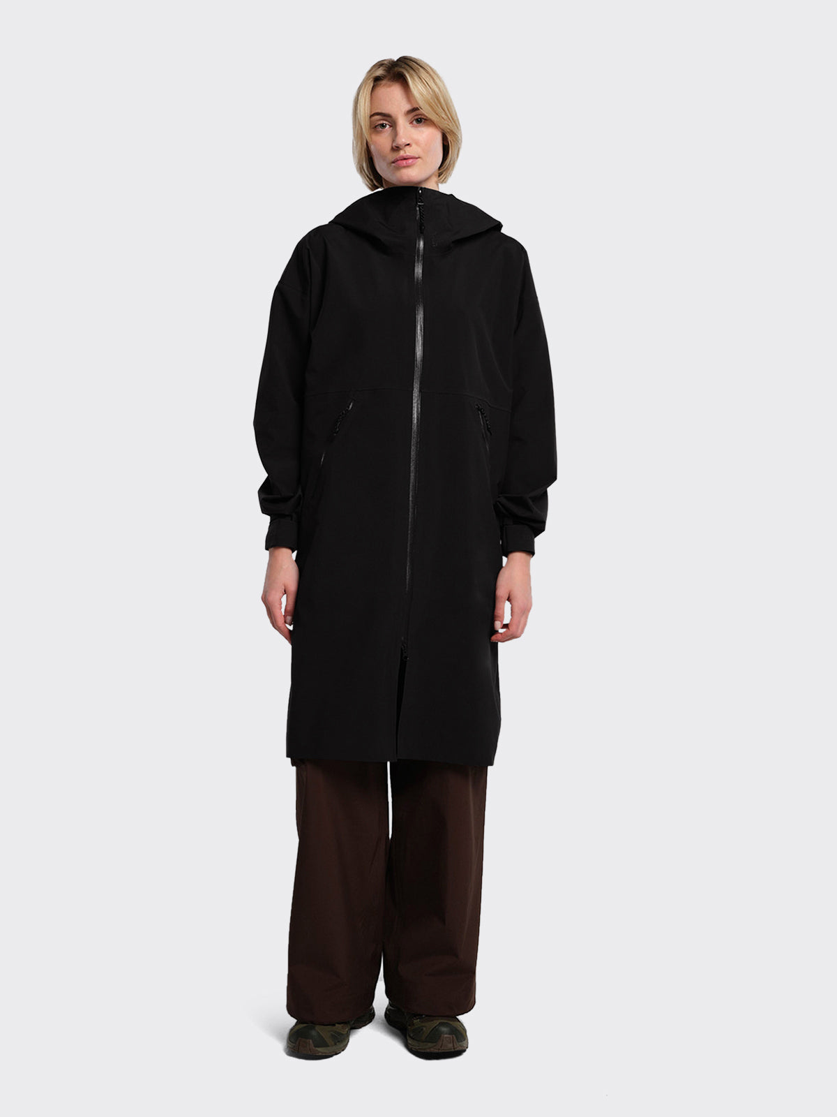 Woman wearing Rovde coat from blæst in Black