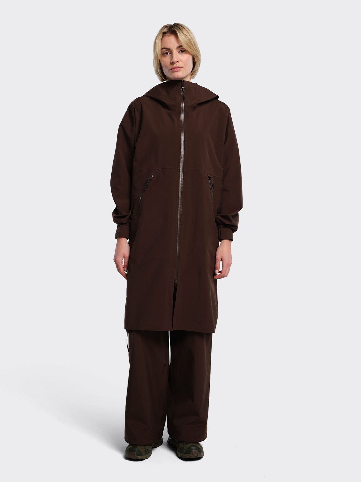 Woman wearing Rovde coat from blæst in the color Java