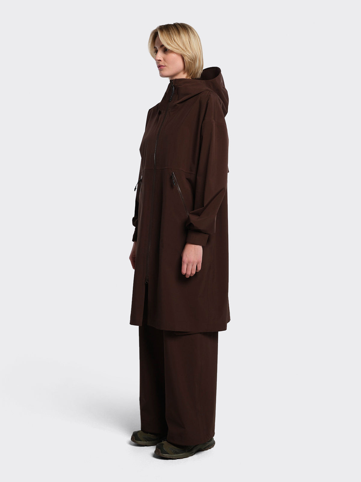Woman wearing Rovde coat by blæst in the color Java