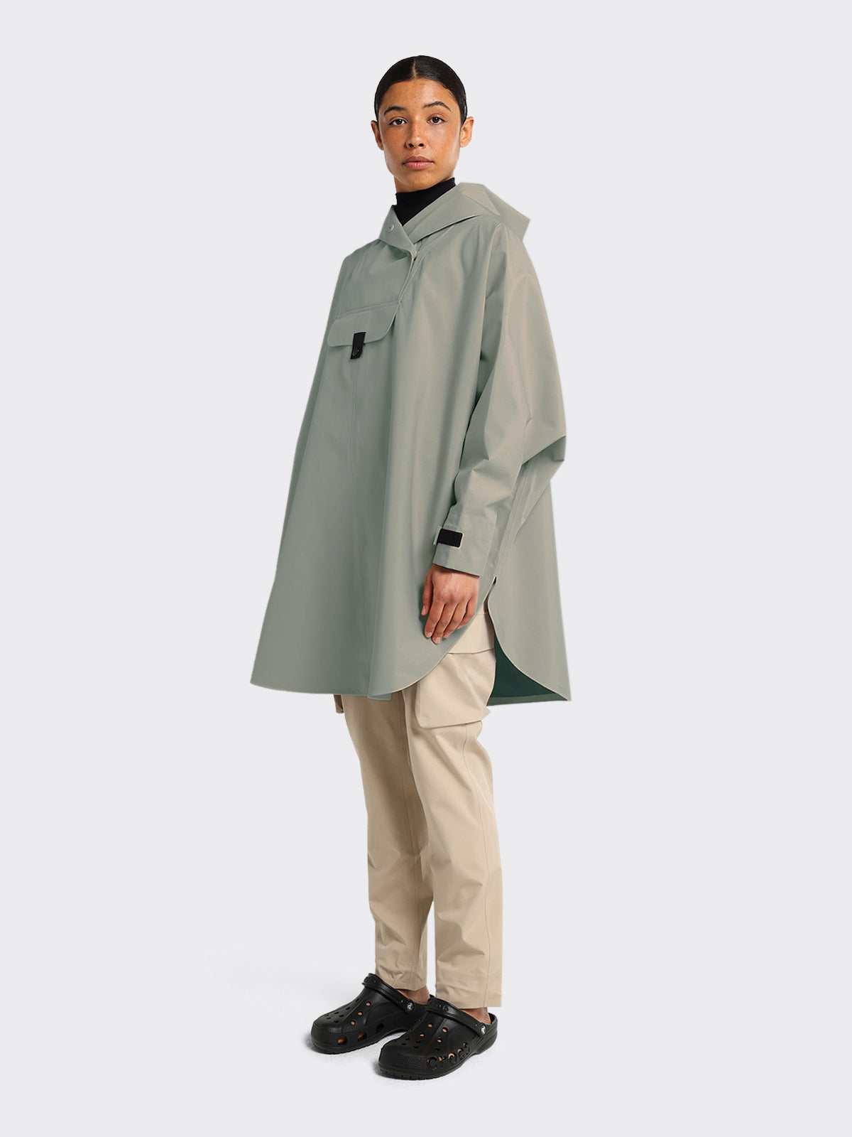 Woman in Bergen poncho from Blæst in the color Vetiver