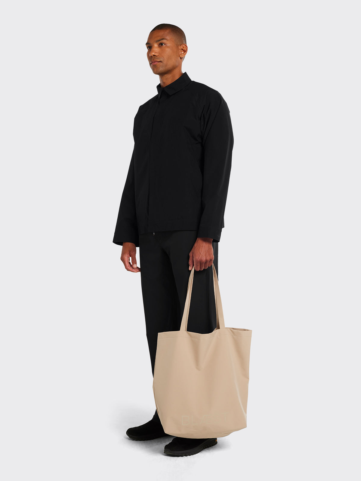 Man holding Moa tote bag in Beige from Blæst