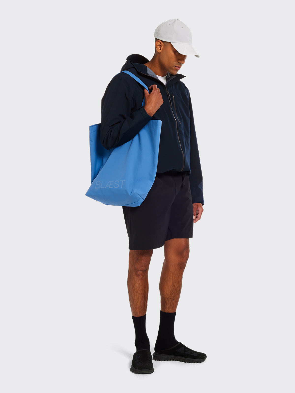 Man dressed in Stette jacket and Moa tote bag from Blæst