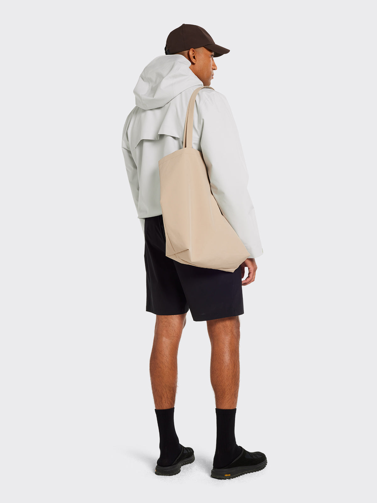 Man wearing in Stette jacket, Moa tote bag and shorts from Blæst