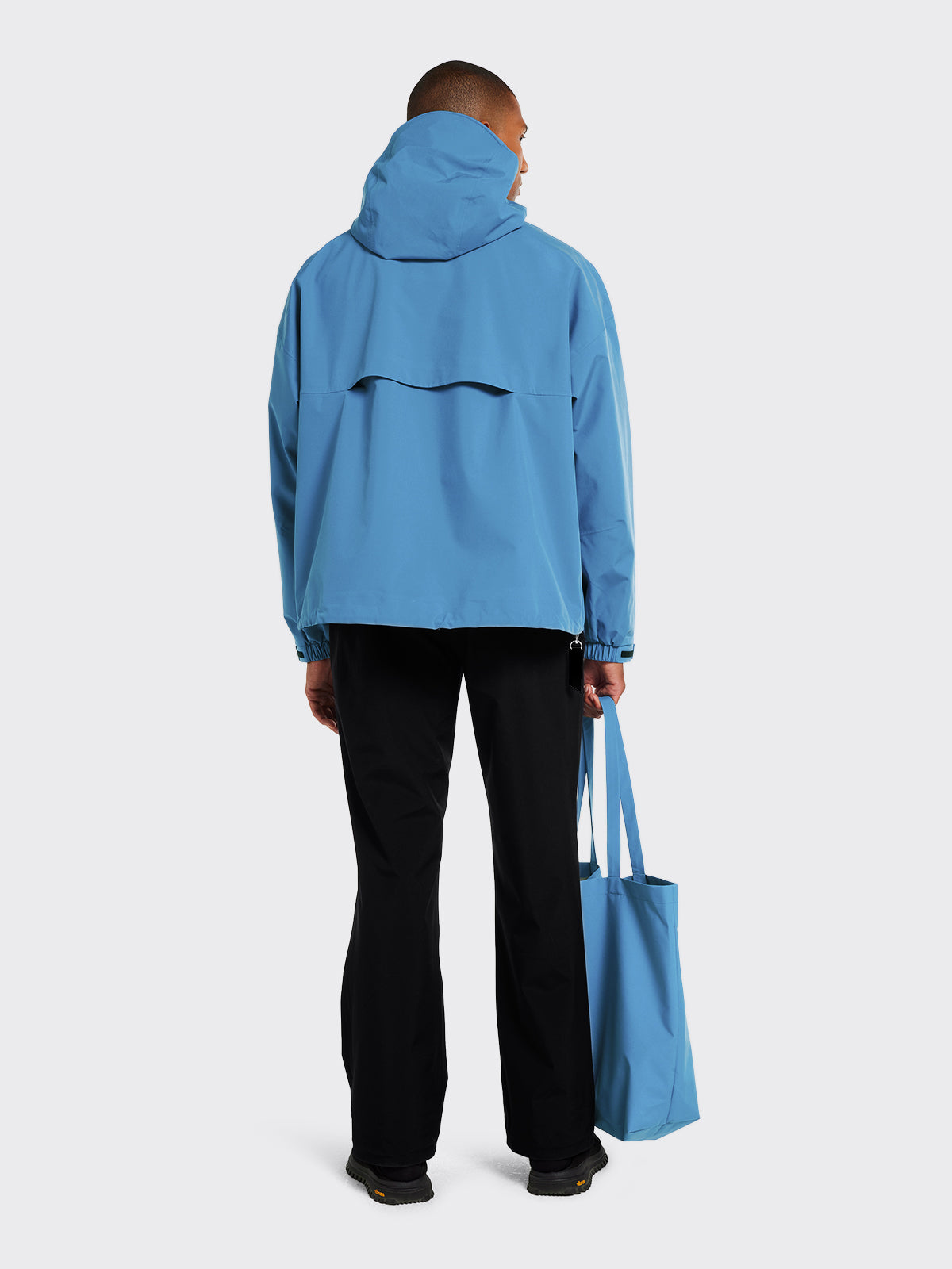 Man wearing Synes jacket and Moa tote bag in Coronet Blue from Blæst