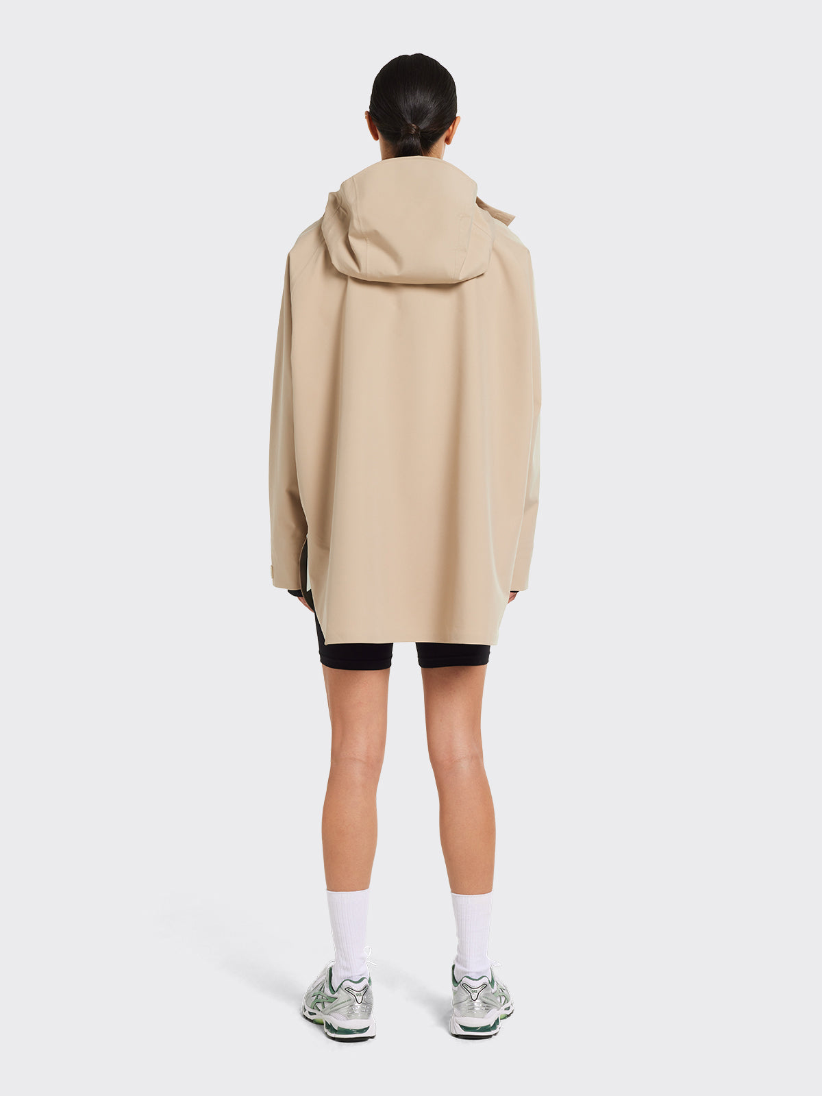 Woman dressed in Voss poncho from Blæst in Beige