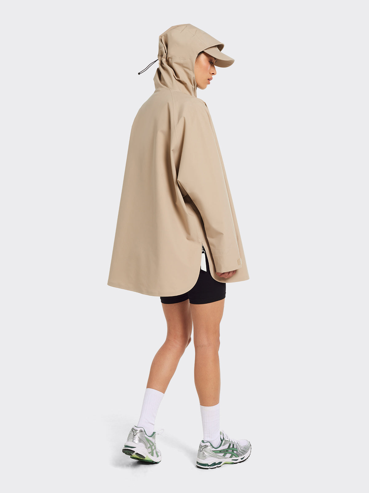Woman wearing Voss poncho in Beige by Blæst