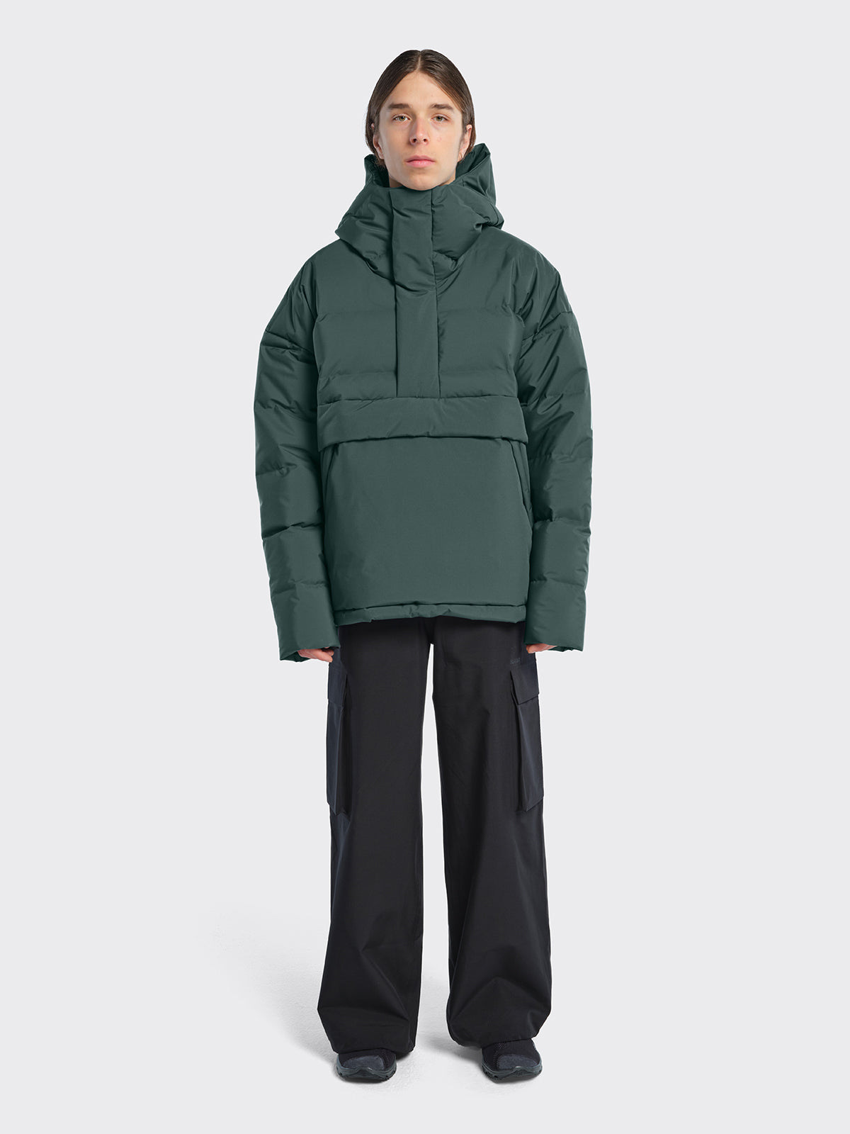 Man wearing Juvet anorak from Blæst in the color Green Gables
