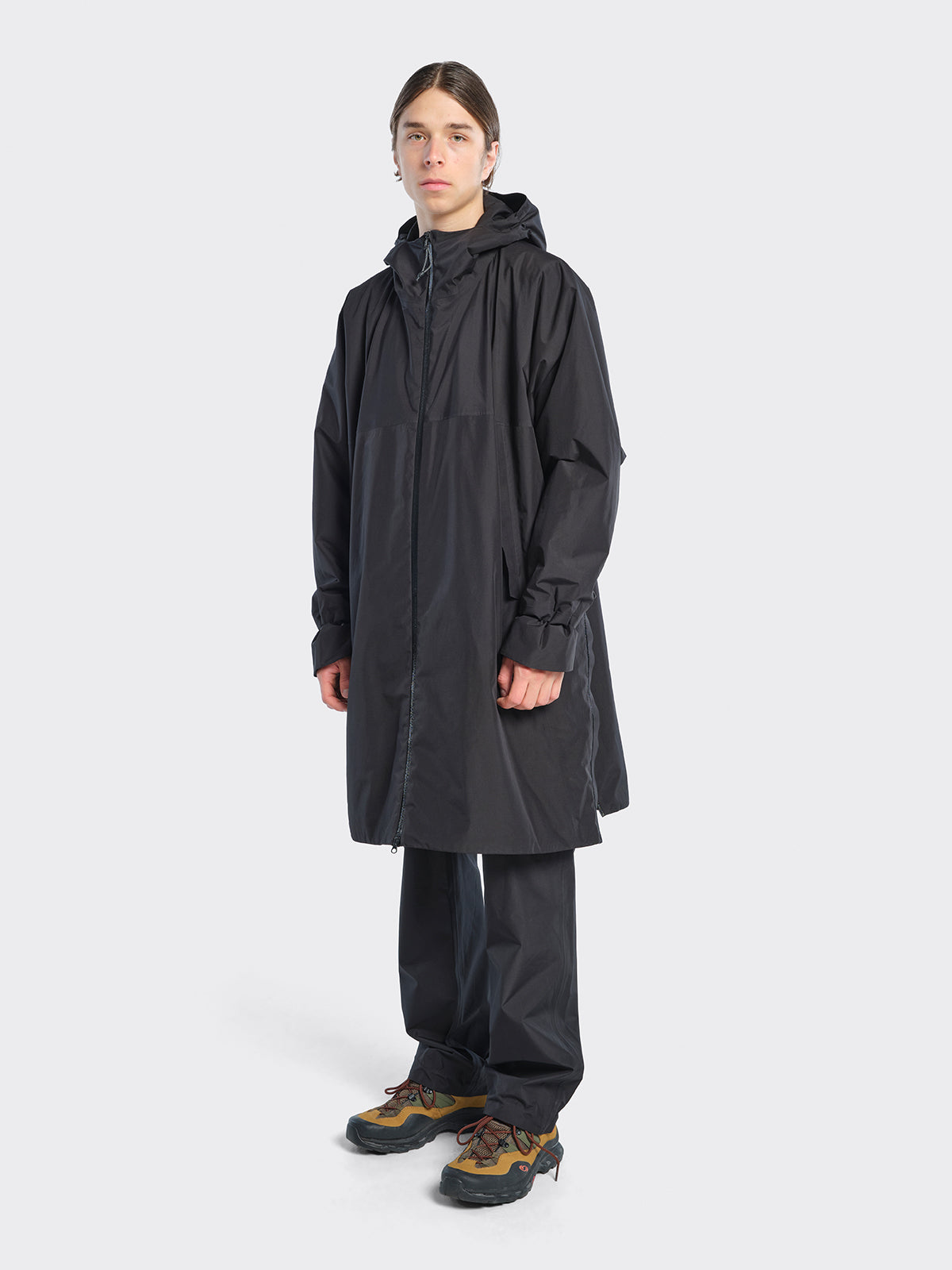 Man wearing Fjord IS coat from Blæst in Black