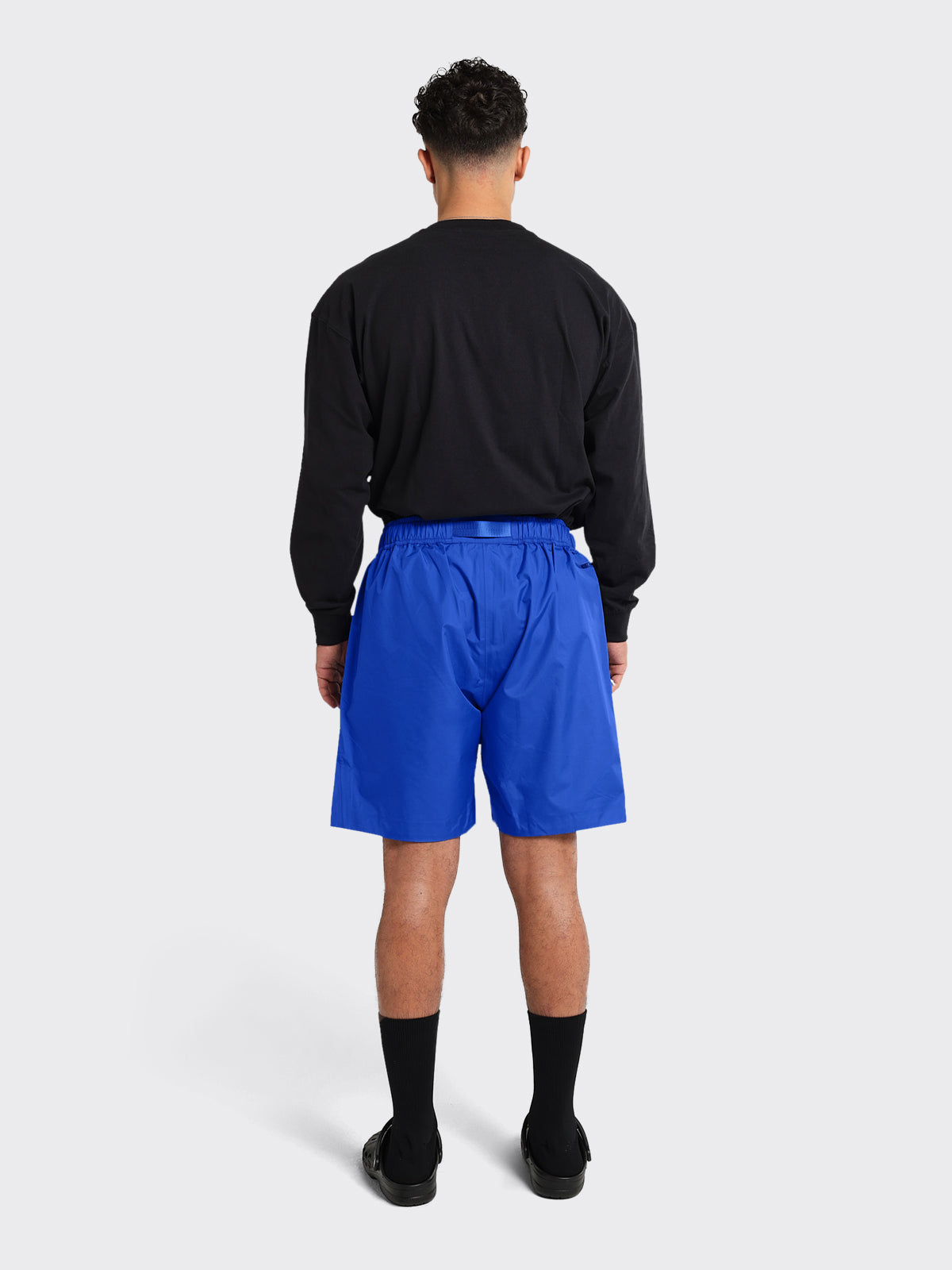 Man wearing Helleren RS shorts from Blæst in Dawn Blue