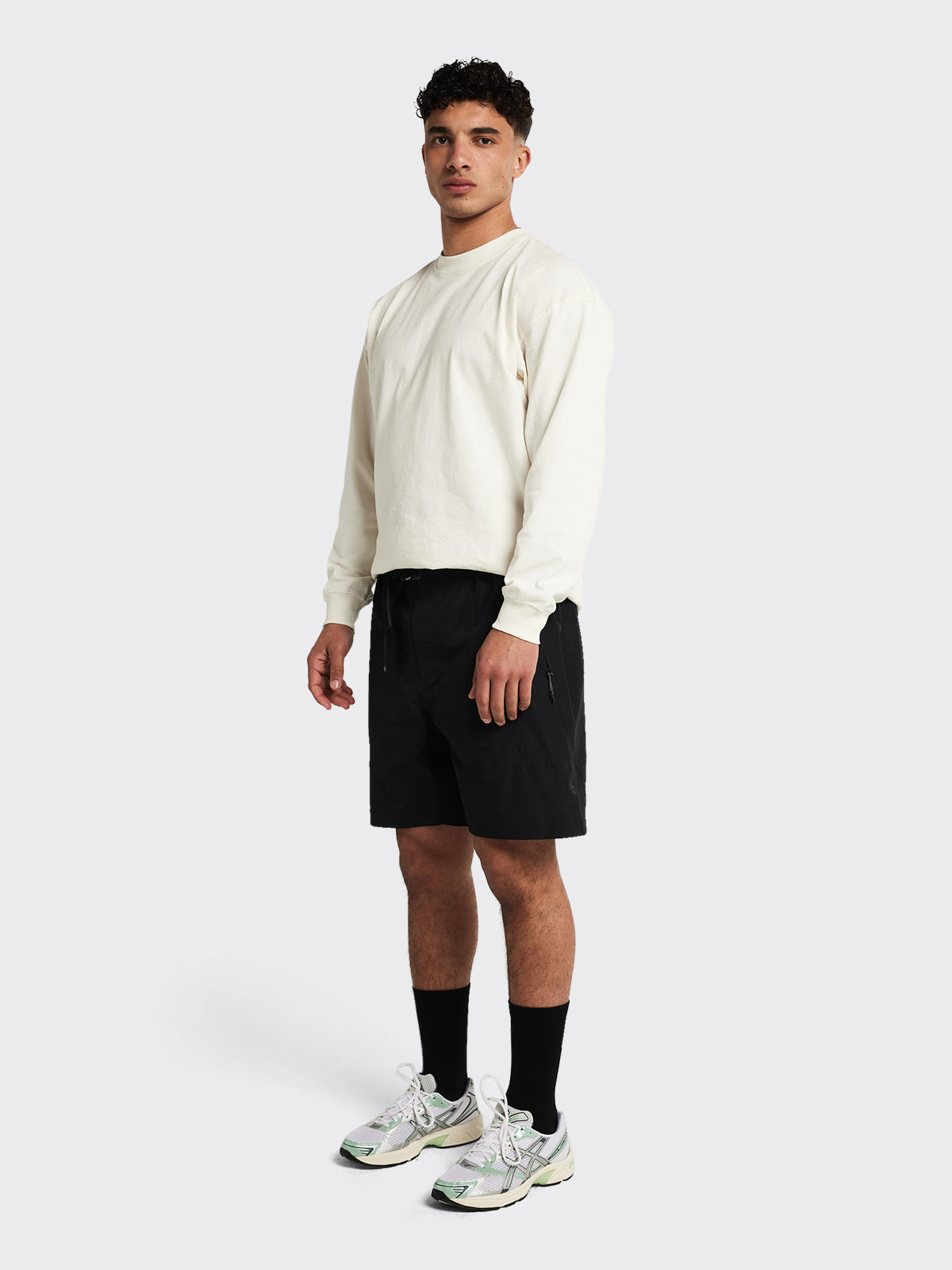 Man dressed in Helleren RS shorts from Blæst in Black