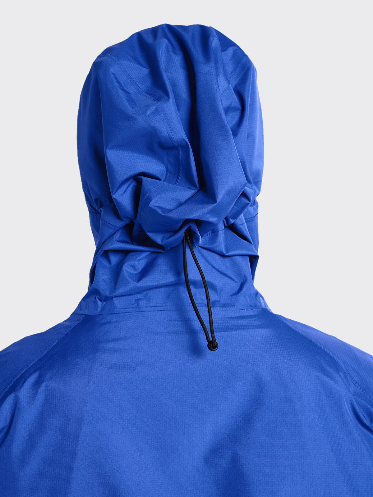 Model wearing Helleren RS jacket from Blæst in the color Dawn Blue